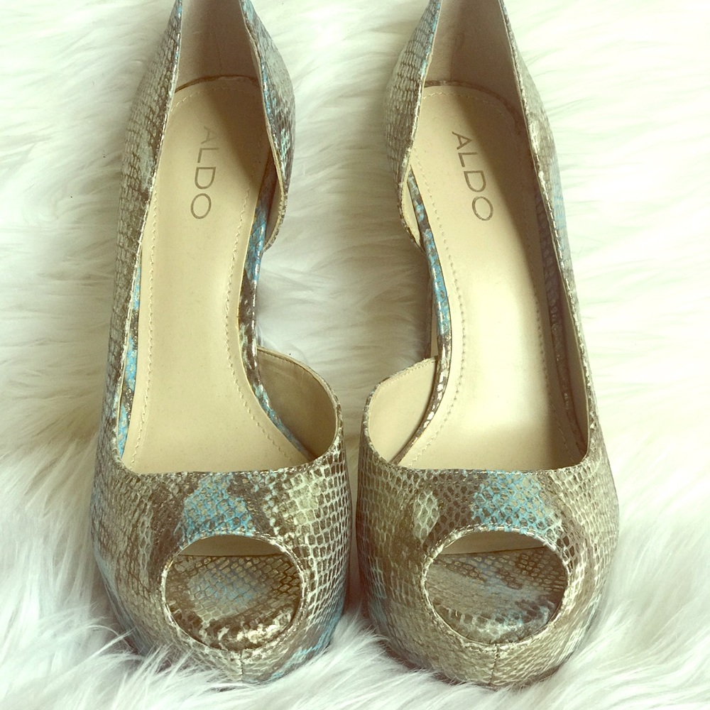 Platform snake skin pattern heel